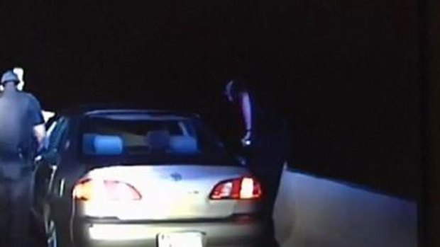 Video: Policía toma decisión que le salva la vida
