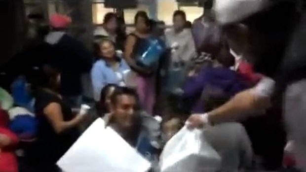 Video: Presuntos narcos dan regalos y dinero