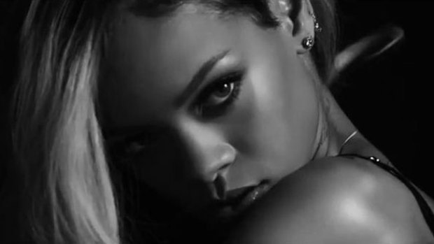 Video: Rihanna, muy sensual posando "topless"