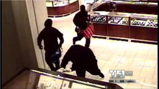 Video: Asaltan Saks con todo y clientes