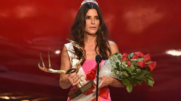 Video: Sandra Bullock cumple 50 con tanga