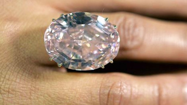 Video: Subastan diamante más caro del mundo