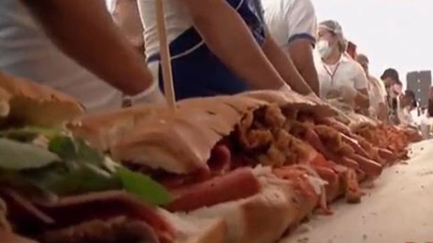 Video: México rompe récord con enorme torta