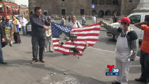 Video: Mexicanos queman bandera de EE.UU