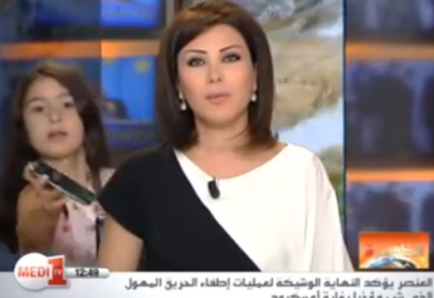Video: Niña irrumpe en pleno noticiero