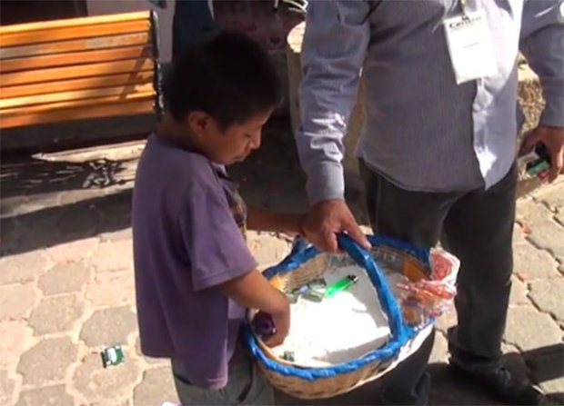 Video: Niño indígena humillado por funcionario (Video)