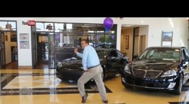 Video: Vende un auto y baila enloquecido