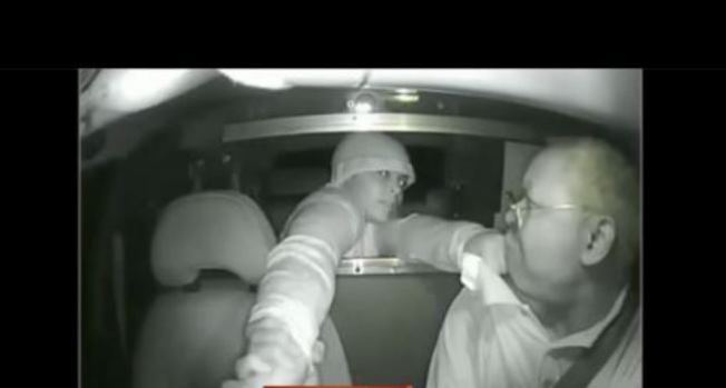 Video: La emprende a martillazos con taxista
