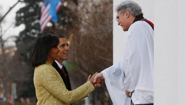 Pastor hispano hace bendición presidencial