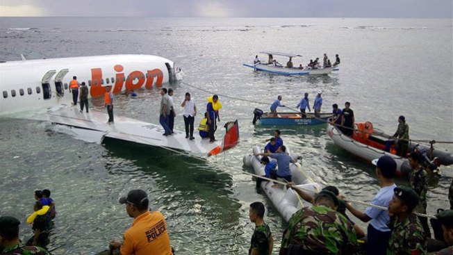 Avión aterriza aparatosamente en el mar