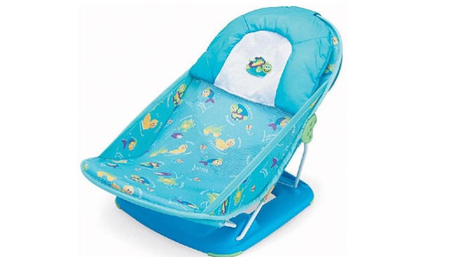 Riesgoso asiento baña-bebés