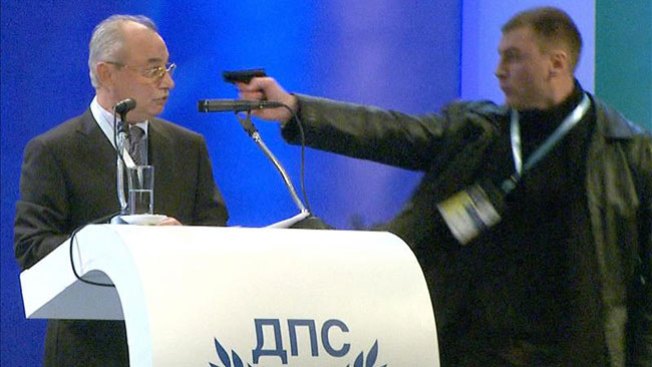 Increíble atentado contra líder político