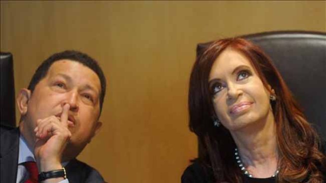 Cristina Fernández abandona funeral de Chávez por culpa del calor