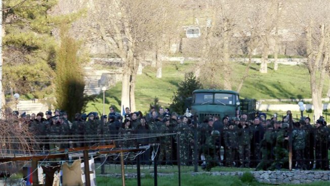 Crimea: tropas rusas asaltan base aérea