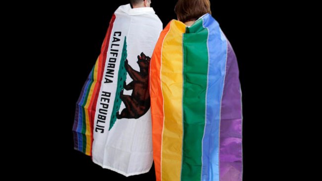 Cientos de besos a favor de pareja gay