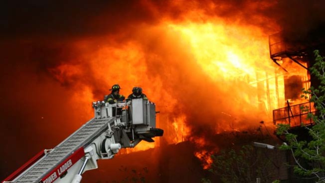 Bomberos controlan fuego