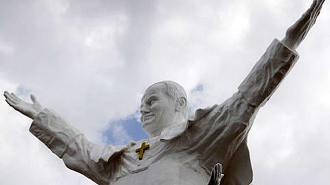 Develan estatua gigante de Juan Pablo II
