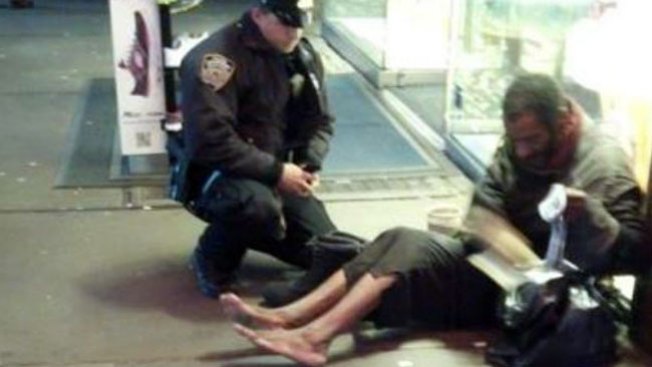 Mendigo de NY oculta botas