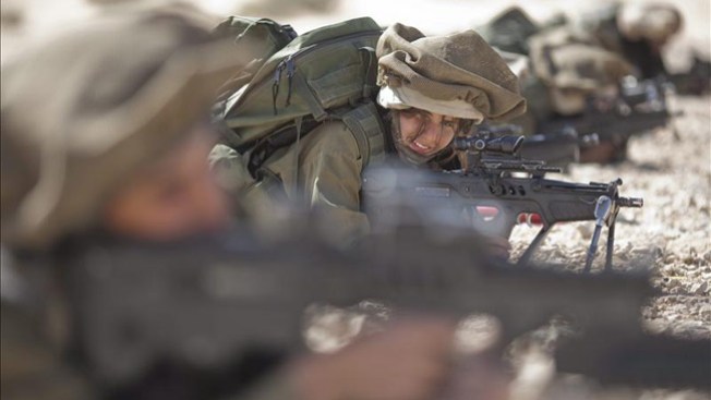 Mujeres afilan sus armas para combatir