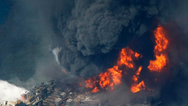 Explota plataforma de petróleo