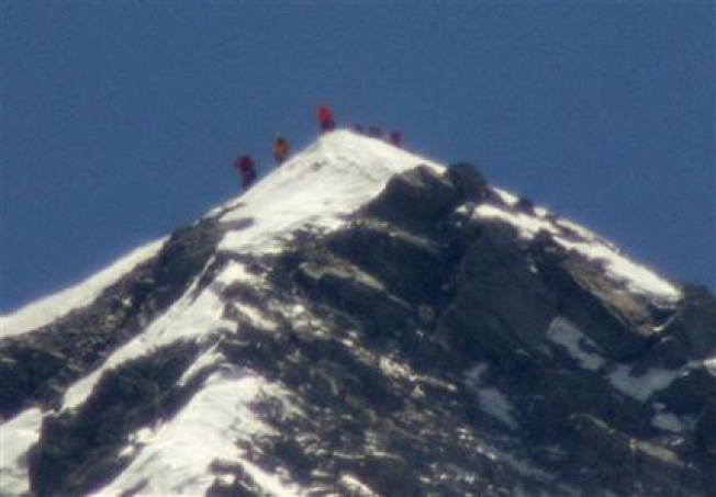 Japonés culmina el Everest con 80 años